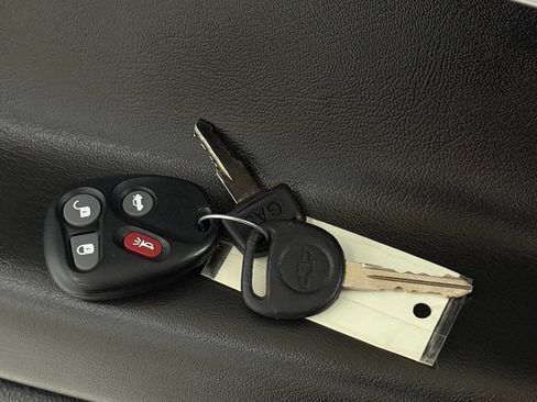 Used 2004 Chevrolet SSR w/ Preferred Equipment Group image 76