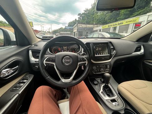 Used 2017 Jeep Cherokee Latitude w/ Comfort & Sound Group image 9