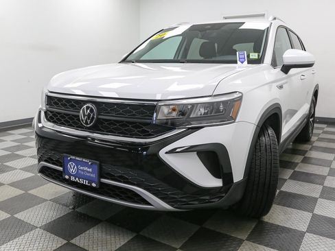 Certified 2023 Volkswagen Taos SE w/ Panoramic Sunroof Package AWD/4WD image 5