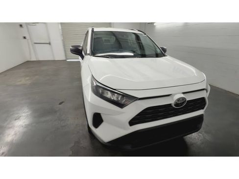Used 2020 Toyota RAV4 LE FWD image 3