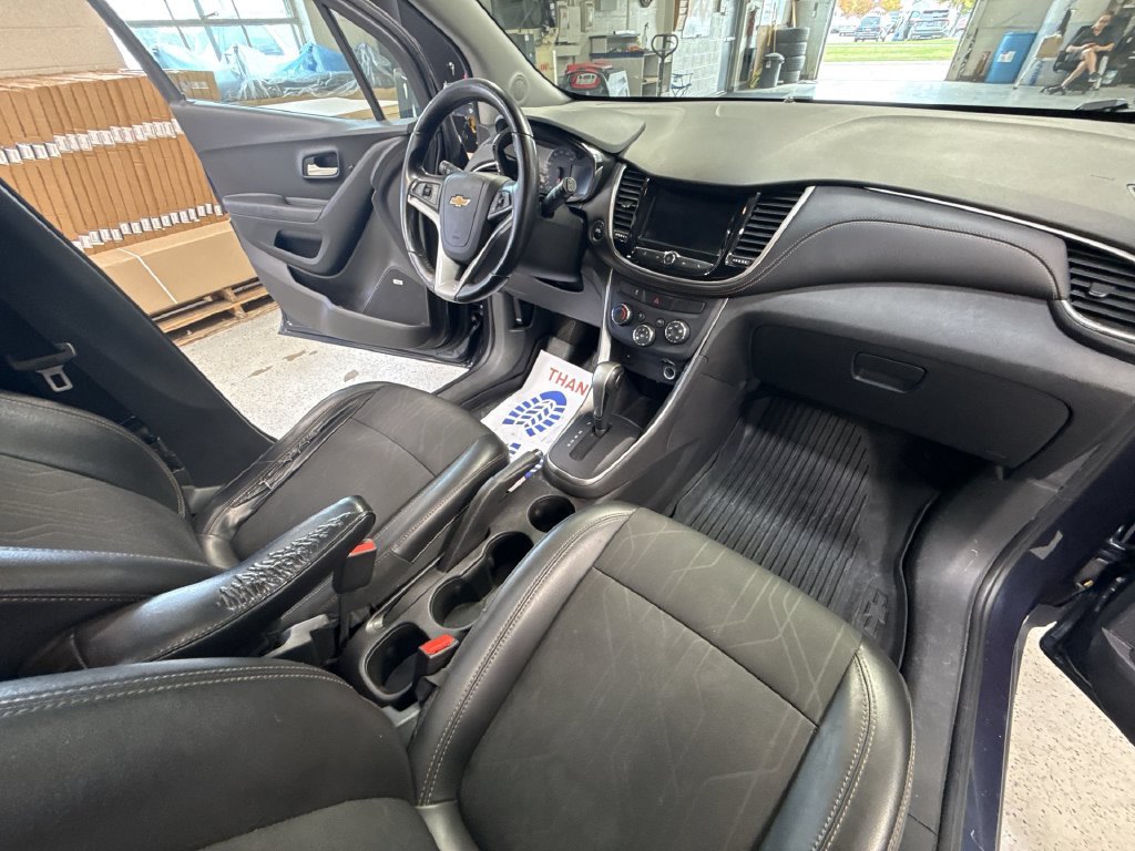 Used 2018 Chevrolet Trax LT w/ Sun & Sound Package FWD image 30