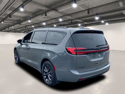 Used 2022 Chrysler Pacifica Touring-L w/ S Appearance Package image 5