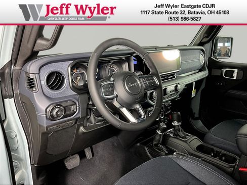 New 2026 Jeep Wrangler Unlimited Sahara w/ Rockslide Package AWD/4WD image 15