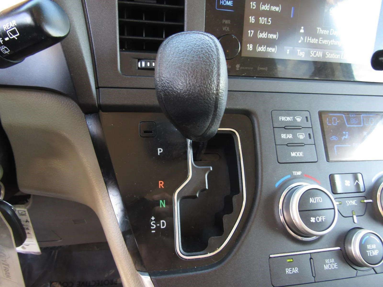 Used 2016 Toyota Sienna LE FWD image 19