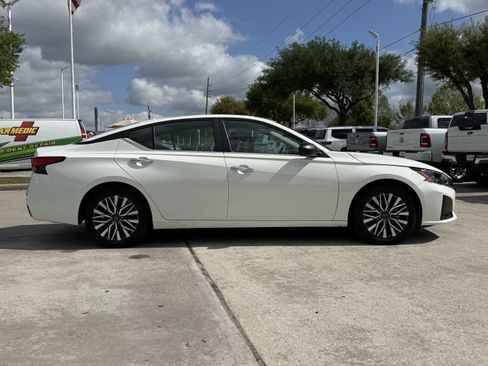 Used 2025 Nissan Altima 2.5 SV image 3