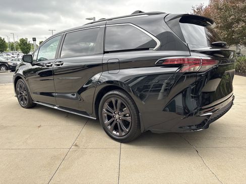 Used 2024 Toyota Sienna XSE image 7