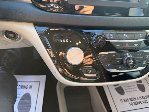 Used 2020 Chrysler Pacifica Touring-L w/ Tire & Wheel Group image 20