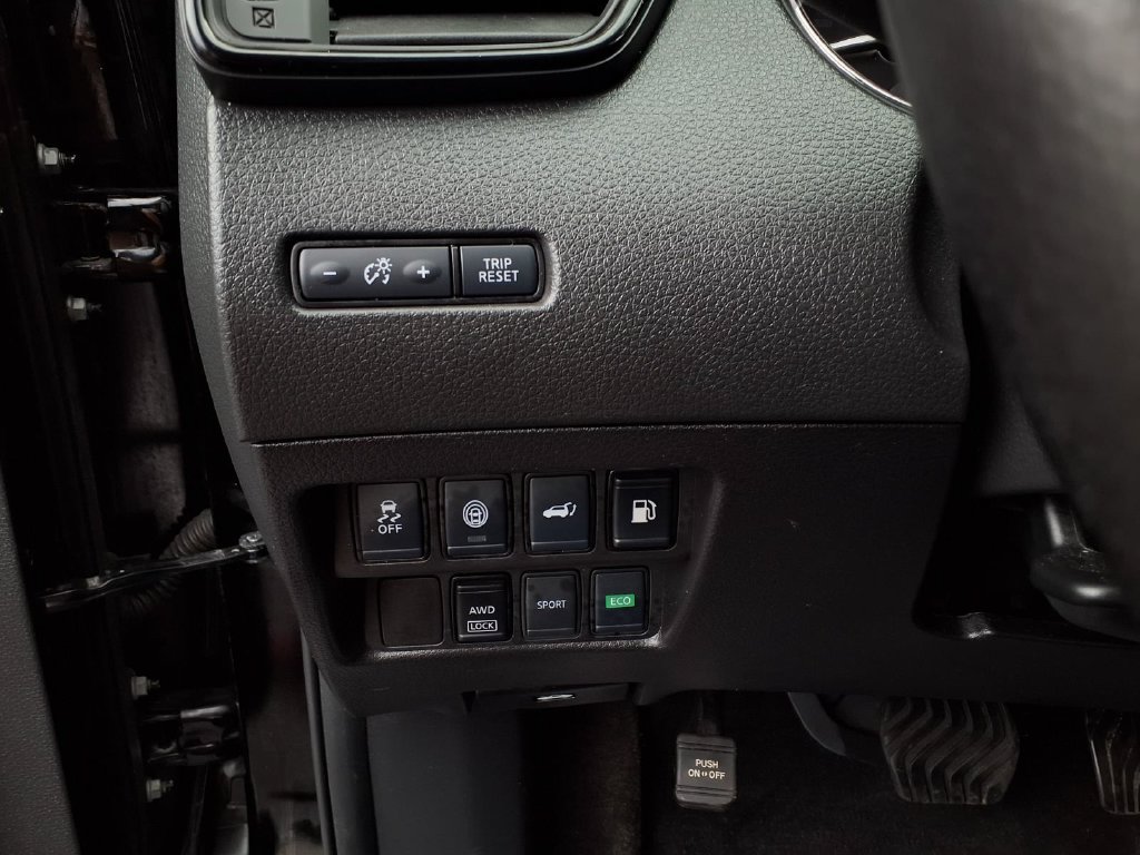 Used 2020 Nissan Rogue SV AWD/4WD image 16