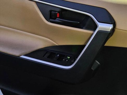 Used 2021 Toyota RAV4 LE image 6