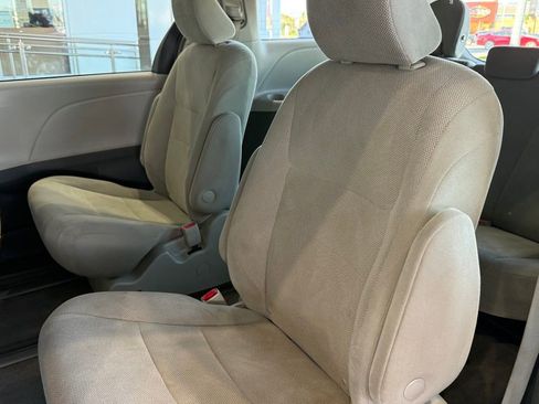 Used 2018 Toyota Sienna L image 29
