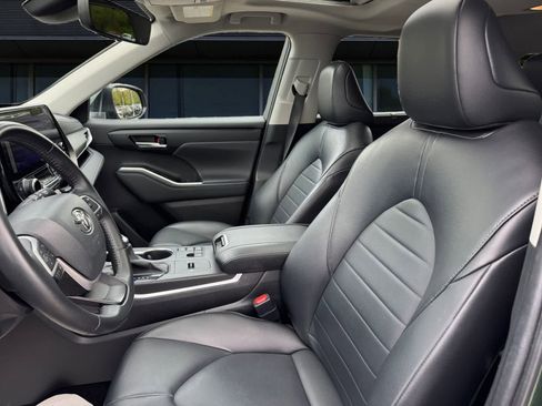 Used 2023 Toyota Highlander XLE AWD/4WD image 2