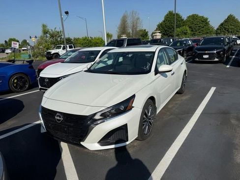 Used 2023 Nissan Altima 2.5 SV w/ SV Premium Package FWD image 4