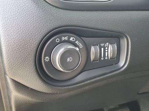 Used 2022 Jeep Renegade Altitude w/ Sun/Sound Group AWD/4WD image 9