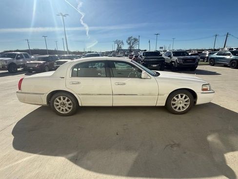 Used 2007 Lincoln Town Car Signature Limited image 2