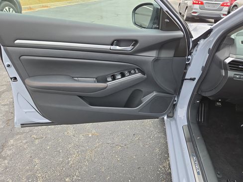 New 2025 Nissan Altima 2.5 SR image 11
