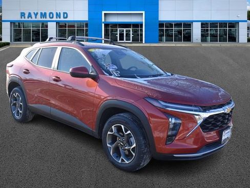 Certified 2024 Chevrolet Trax LT w/ Driver Confidence Package image 1