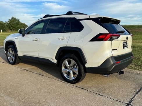 Used 2021 Toyota RAV4 XLE Premium image 10