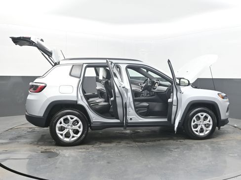 Used 2024 Jeep Compass Latitude image 44