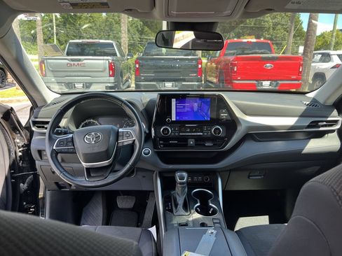 Used 2024 Toyota Highlander LE FWD image 31