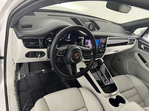 Certified 2024 Porsche Macan AWD/4WD image 4