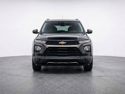 Used 2025 Chevrolet TrailBlazer LT image 2