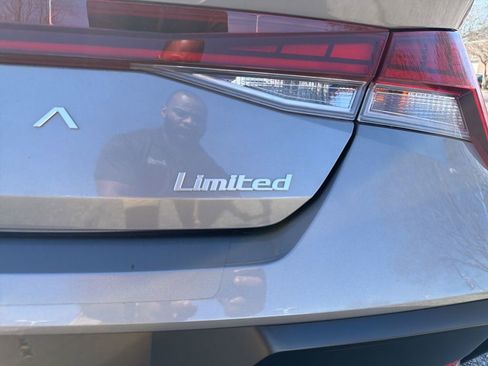 Used 2024 Hyundai Elantra Limited image 4