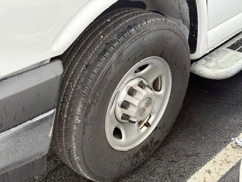 Used 2024 Chevrolet Express 2500 w/ Driver Convenience Package image 10