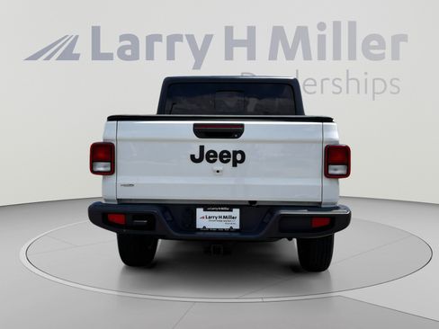 Used 2023 Jeep Gladiator Sport AWD/4WD image 5