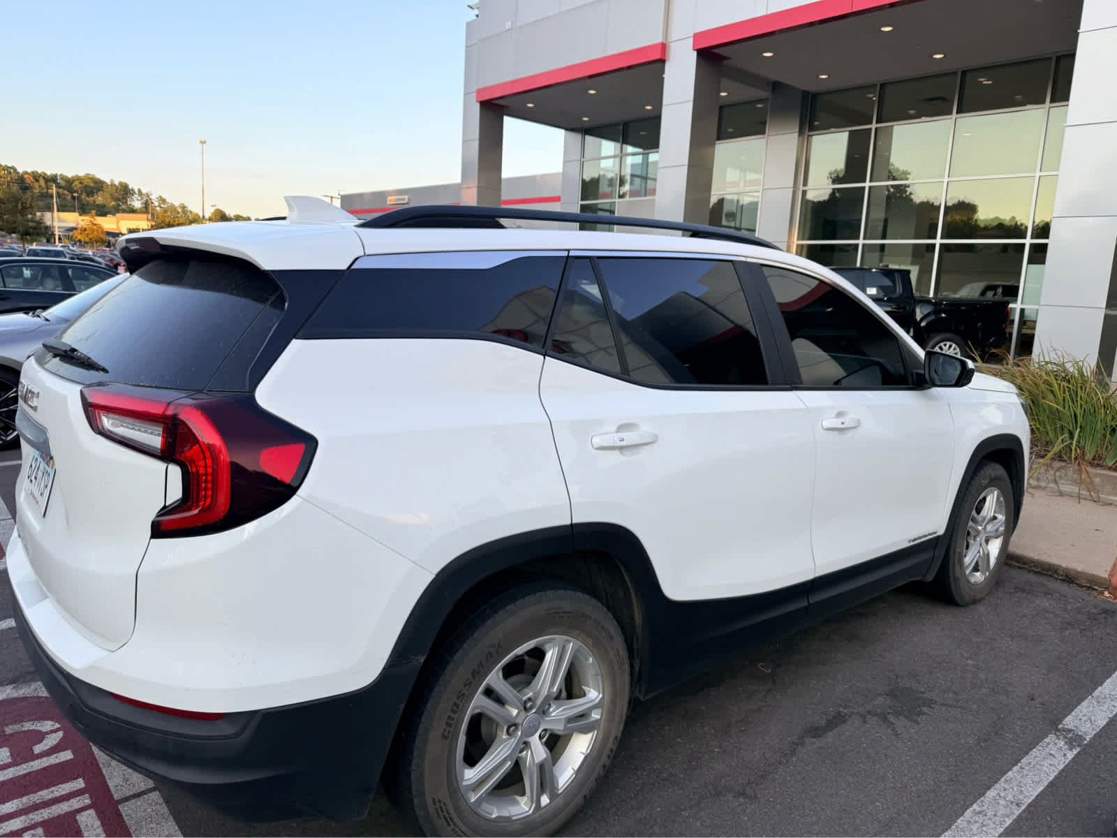 Used 2022 GMC Terrain SLE w/ Driver Convenience Package FWD image 4