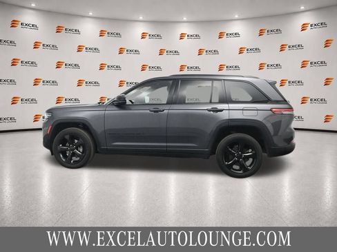 Used 2022 Jeep Grand Cherokee Altitude AWD/4WD image 2