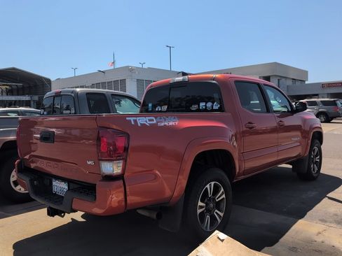 Used 2017 Toyota Tacoma TRD Sport w/ Tow Package (A/T) AWD/4WD image 5
