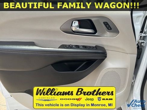 Used 2022 Chrysler Pacifica Touring-L image 14