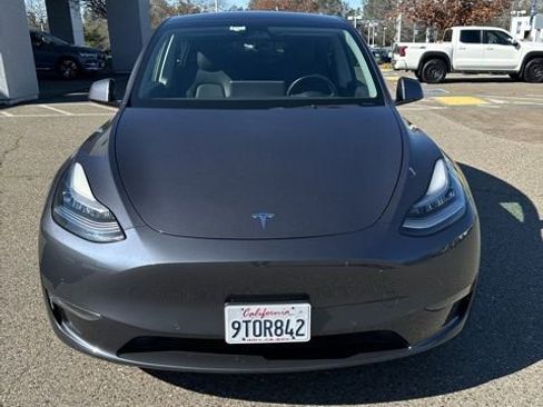 Used 2021 Tesla Model Y Long Range image 3