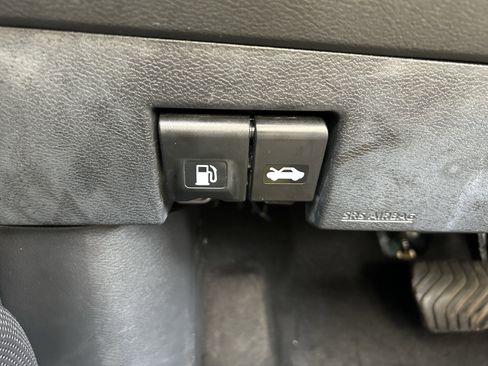 Used 2020 Nissan Kicks SR image 19