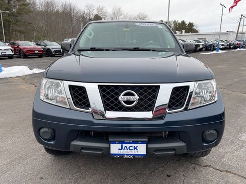 Used 2019 Nissan Frontier SV image 2
