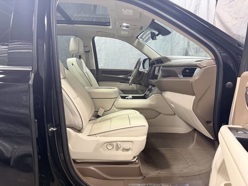 Used 2022 GMC Yukon XL Denali w/ Denali Premium Package image 23