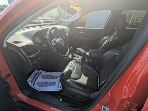 Used 2019 Jeep Cherokee Trailhawk w/ Cold Weather Group AWD/4WD image 12