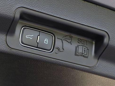 Used 2023 Ford Explorer XLT AWD/4WD image 14