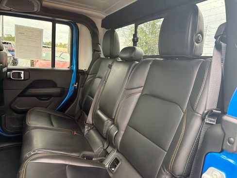 Used 2025 Jeep Gladiator Sport w/ Premium Package image 17