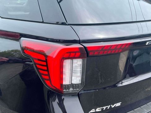 Used 2026 Ford Explorer Active AWD/4WD image 11