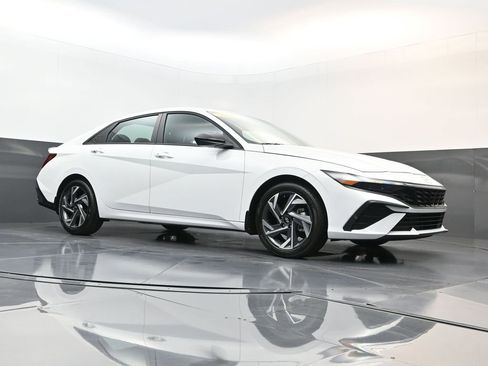 Certified 2025 Hyundai Elantra Sport image 20