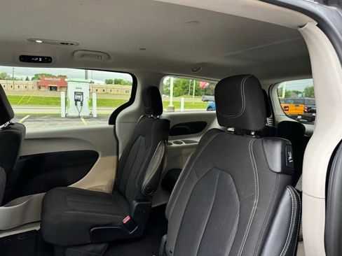 Used 2023 Chrysler Voyager LX FWD image 11