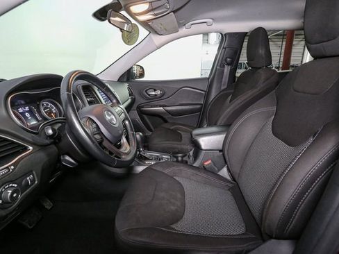 Used 2019 Jeep Cherokee Latitude w/ Cold Weather Group image 37