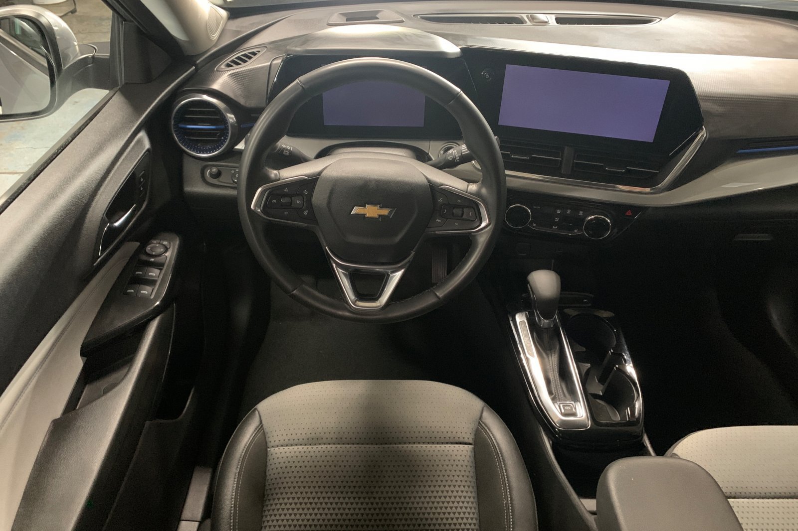 Used 2025 Chevrolet Trax LT w/ LT Convenience Package FWD image 16