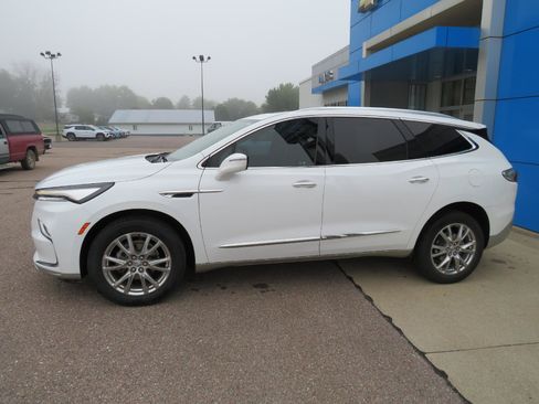 Used 2023 Buick Enclave Essence w/ Experience Buick Package FWD image 1