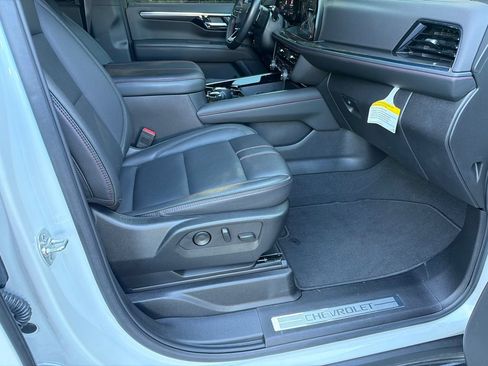 Used 2025 Chevrolet Suburban RST RWD image 13