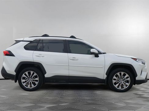 Used 2021 Toyota RAV4 XLE Premium FWD image 4