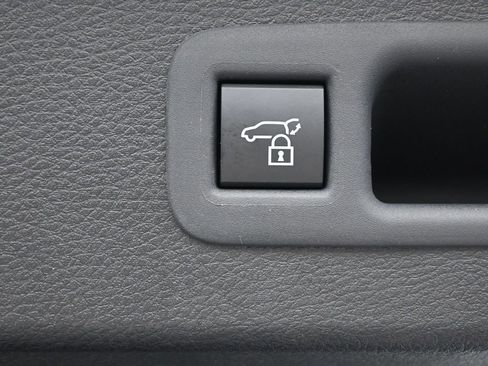 Used 2025 Toyota Sienna XSE image 32