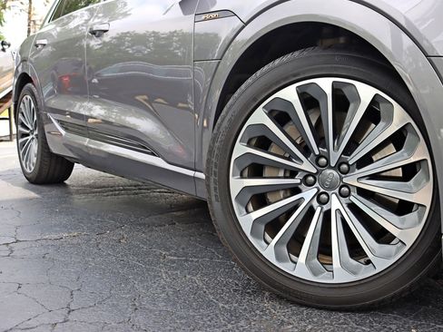 Used 2019 Audi e-tron Prestige w/ Prestige Package image 6
