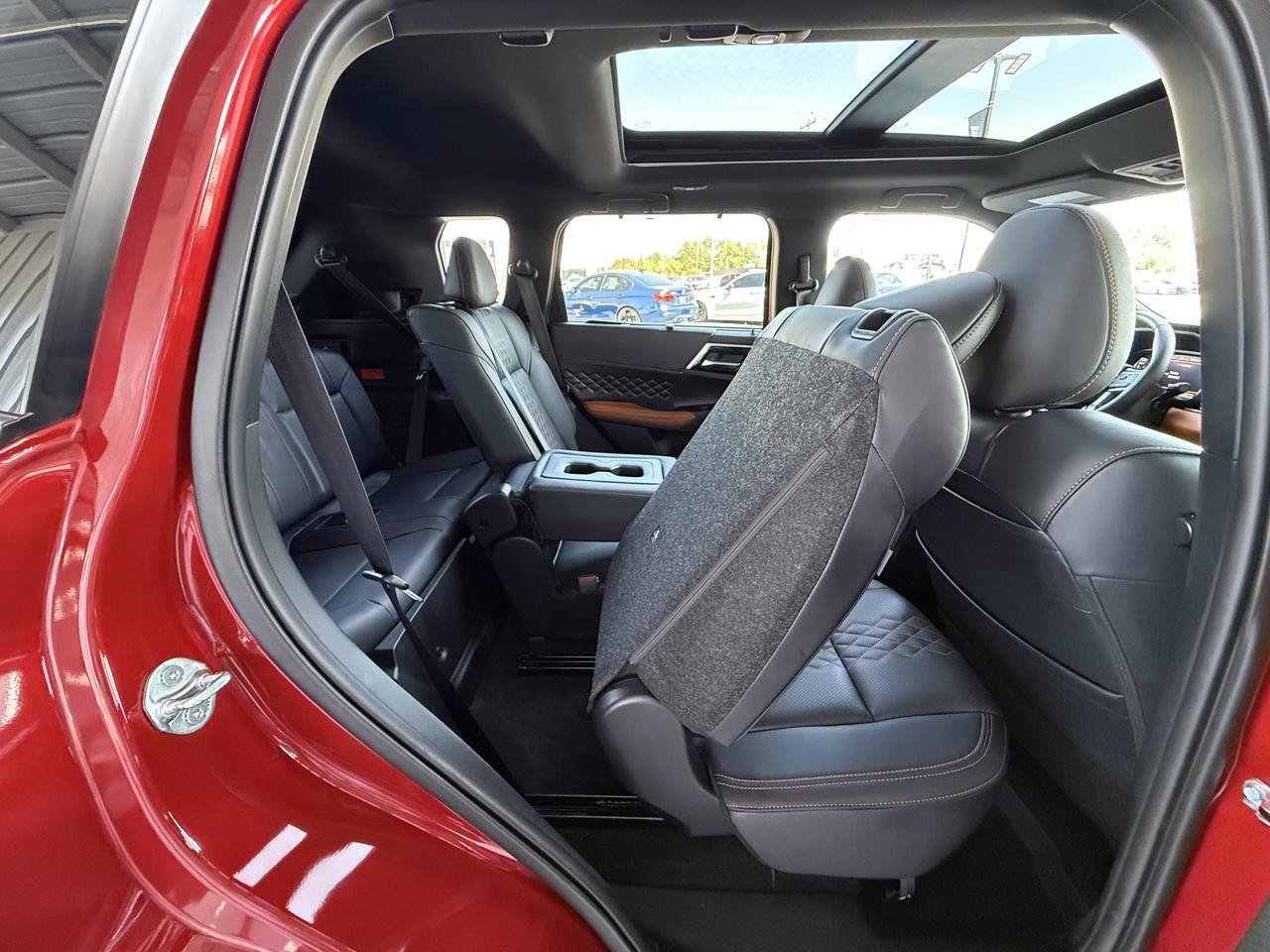 Used 2025 Mitsubishi Outlander SEL AWD/4WD image 36